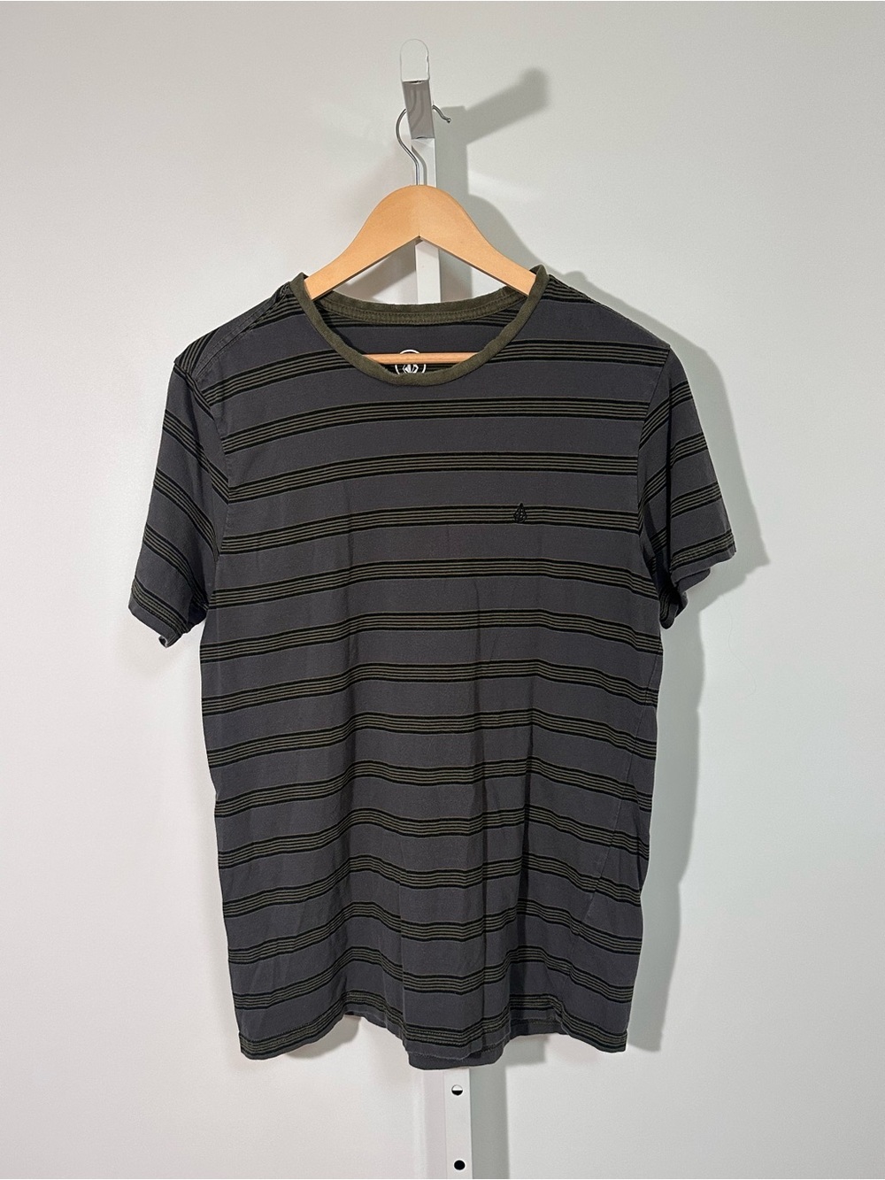 Volcom Striped Crewneck T-Shirt Men’s Large Gray Olive Skate Surf Logo Tee